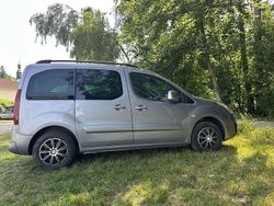 Grau Gebraucht 2016 Peugeot Partner Tepee Van / Kleinbus | 14.900 €