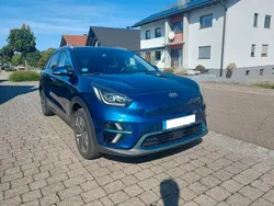 Blau Gebraucht 2021 Kia e-Niro Spirit SUV | 21.700 € (Fairer Preis)