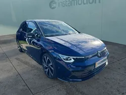 Blau Gebraucht 2024 VW Golf VIII R-line Limousine | 29.950 € (Fairer Preis)