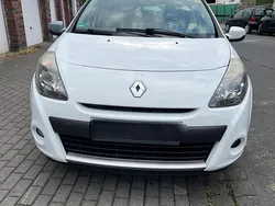 Weiß Gebraucht 2009 Renault Clio II Kleinwagen | 2.850 € (Etwas zu teuer)