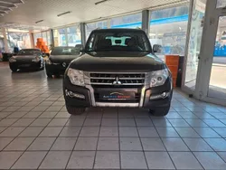 Grau Gebraucht 2018 Mitsubishi Pajero Top SUV | 25.987 € (Superpreis)