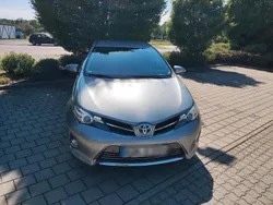 Silber Gebraucht 2013 Toyota Auris Hybrid Limousine | 10.800 € (Etwas zu teuer)