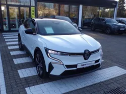 Weiss 369 + schwarz gne (metallic) Gebraucht 2022 Renault Mégane Iconic Limousine | 28.990 € (Fairer Preis)