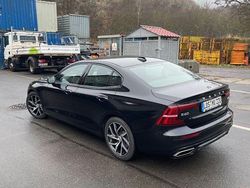 Schwarz Gebraucht 2020 Volvo S60 R-Design Limousine | 27.500 € (Fairer Preis)