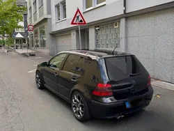 Schwarz Gebraucht 2001 VW Golf IV Kleinwagen | 950 € (Fairer Preis)