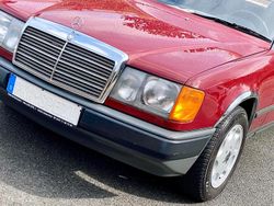 Rot Gebraucht 1988 Mercedes 230 Limousine | 7.890 €