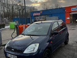 Blau Gebraucht 2003 Ford Fiesta Ambiente Limousine | 600 € (Guter Preis)