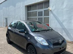 Grau Gebraucht 2010 Toyota Yaris Limousine | 4.499 € (Fairer Preis)