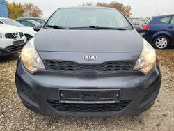 Grau Gebraucht 2014 Kia Rio Limousine | 6.499 € (Fairer Preis)