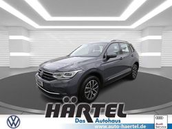Delfingrau (grey), metallic Gebraucht 2022 VW Tiguan Life SUV | 30.900 € (Fairer Preis)