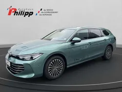 Maripositgrün (metallic) Gebraucht 2024 VW Passat Elegance Kombi | 49.400 €