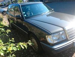 Schwarz Gebraucht 1989 Mercedes E230 Kombi | 5.900 €