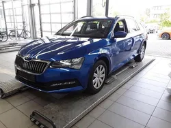 Raceblau metallic Gebraucht 2021 Skoda Superb Ambition Kombi | 21.930 € (Etwas zu teuer)