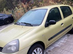 Grün Gebraucht 2004 Renault Clio II Kleinwagen | 1.250 €