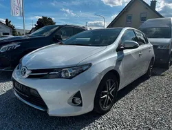 Weiß Gebraucht 2015 Toyota Auris Hybrid Limousine | 9.900 € (Guter Preis)