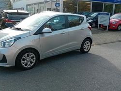 Silber Gebraucht 2017 Hyundai i10 Trend Kleinwagen | 8.950 € (Fairer Preis)