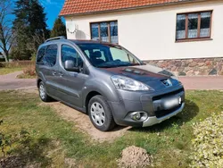 Grau Gebraucht 2011 Peugeot Partner Tepee Van / Kleinbus | 5.600 € (Fairer Preis)