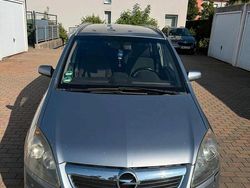 Grau Gebraucht 2006 Opel Zafira Van / Kleinbus | 2.499 € (Fairer Preis)