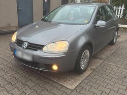 Grau Gebraucht 2006 VW Golf V Kleinwagen | 1.800 € (Fairer Preis)