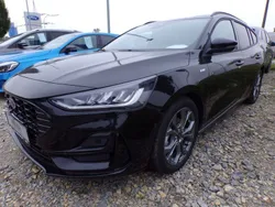 Obsidianschwarz metallic Gebraucht 2024 Ford Focus ST-Line Kombi | 32.590 € (Teuer)