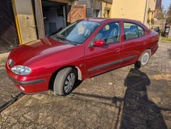 Rot Gebraucht 2002 Renault Mégane Limousine | 2.300 € (Fairer Preis)