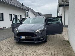 Grau Gebraucht 2015 Ford Focus ST Kombi | 16.999 € (Teuer)