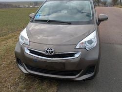 Braun Gebraucht 2015 Toyota Verso-S Comfort Van / Kleinbus | 8.900 € (Guter Preis)