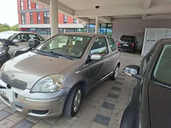 Grau Gebraucht 2003 Toyota Yaris Limousine | 1.800 € (Fairer Preis)