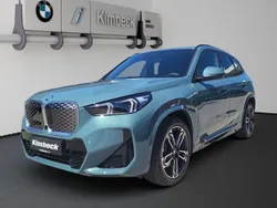 Cape york grün metallic Neu 2025 BMW iX1 M Sport SUV | 52.880 € (Guter Preis)