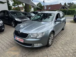 Platingrau metallic Gebraucht 2012 Skoda Superb Elegance Kombi | 5.390 € (Superpreis)