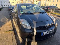 Schwarz Gebraucht 2011 Toyota Yaris Cool Limousine | 1.650 € (Superpreis)