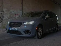 Grau Gebraucht 2023 Chrysler Pacifica Limited SUV | 43.500 € (Etwas zu teuer)