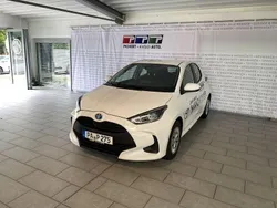 Schneeweiß Gebraucht 2023 Toyota Yaris Hybrid Comfort Limousine | 19.990 € (Fairer Preis)