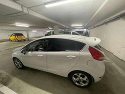 Weiß Gebraucht 2009 Ford Fiesta Ghia Kleinwagen | 2.800 €