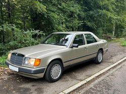 Silber Gebraucht 1986 Mercedes E230 Limousine | 10.490 €