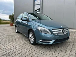 Blau Gebraucht 2013 Mercedes B200 Van / Kleinbus | 13.849 € (Fairer Preis)