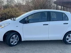 Weiß Gebraucht 2010 Toyota Yaris Limousine | 2.499 € (Guter Preis)