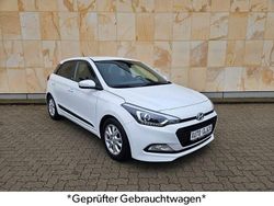 Weiß Gebraucht 2016 Hyundai i20 Passion Limousine | 10.490 € (Fairer Preis)