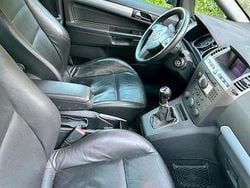 Grün Gebraucht 2007 Opel Zafira Kombi | 2.000 € (Fairer Preis)