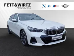 Mineralweiss metallic Gebraucht 2024 BMW 520 M Sport Kombi | 55.800 € (Guter Preis)