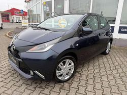 Blau Gebraucht 2016 Toyota Aygo X-play Kleinwagen | 7.490 € (Guter Preis)