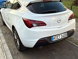 Weiß Gebraucht 2014 Opel Astra GTC Limousine | 5.700 € (Fairer Preis)