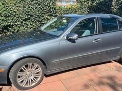 Grau Gebraucht 2007 Mercedes E550 Avantgarde Limousine | 7.900 €