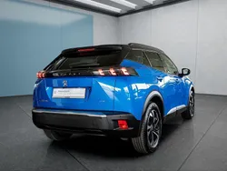 Blau Gebraucht 2021 Peugeot e-2008 SUV | 18.299 € (Fairer Preis)