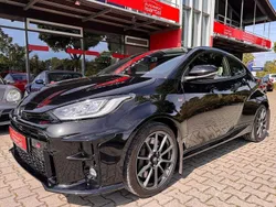 Schwarz (precious black) Gebraucht 2022 Toyota Yaris Coupé | 35.900 € (Etwas zu teuer)
