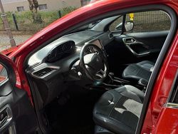 Rot Gebraucht 2016 Peugeot 2008 SUV | 10.900 € (Guter Preis)