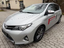 Silber Gebraucht 2015 Toyota Auris Hybrid Life+ Limousine | 10.900 € (Superpreis)