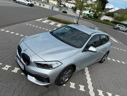 Grau Gebraucht 2020 BMW 118 Advantage Kleinwagen | 16.500 € (Fairer Preis)
