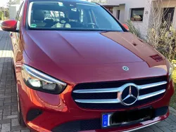 Rot Gebraucht 2021 Mercedes B200 Edition 1 Van / Kleinbus | 20.900 € (Guter Preis)