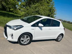 Weiß Gebraucht 2016 Toyota Yaris Hybrid Edition-S Kleinwagen | 13.333 €